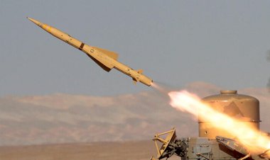 Husiler Suudi Arabistan'da bir askeri üssü balistik füzeyle vurdu