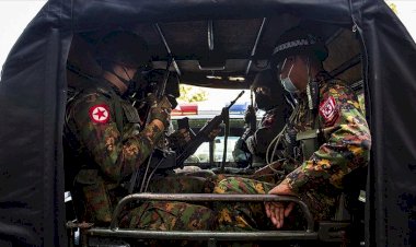 Myanmar'da cunta, demokrasi için halkı 'ordu ile el ele vermeye' çağırdı