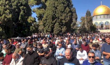 Filistinliler koronavirüs karantinasından sonraki ilk cumada Mescid-i Aksa’ya akın etti