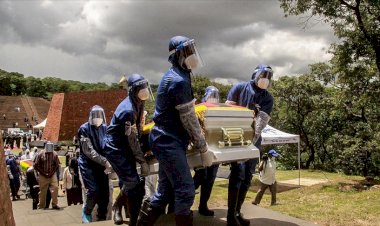 Zimbabve'de 4 bakanın Kovid-19'dan hayatını kaybetmesinin ardından kısıtlamalar uzatıldı