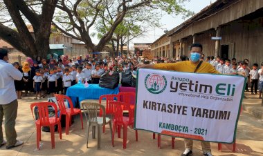 Avrupa Yetim Eli'nden Kamboçya'da kırtasiye yardımı