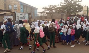 Nijerya'da başörtü tartışması yüzünden misyonerlerin 10 okulu geçici olarak kapatıldı