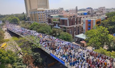 Hindistan'da özel okul ücretleri düşürülünce okul çalışanları sokaklara döküldü