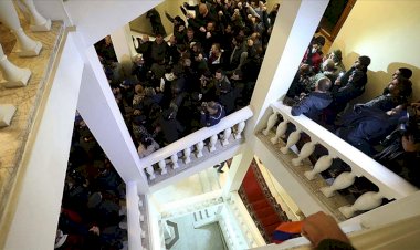 Ermenistan'da muhalifler hükümet binasını bastı