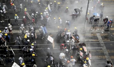 Myanmar'da protestoculara karşı ses bombası ve gerçek mermi kullanıldı