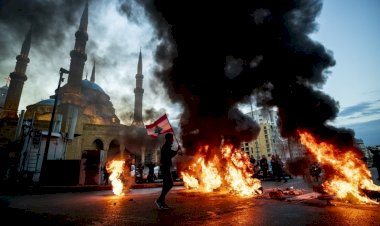 Lübnan'da göstericiler sokakları ateşe verdi