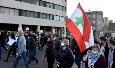 Lübnan'da yüzlerce kişi 'geçiş hükümeti kurulması' talebiyle Meclis binasına yürüdü