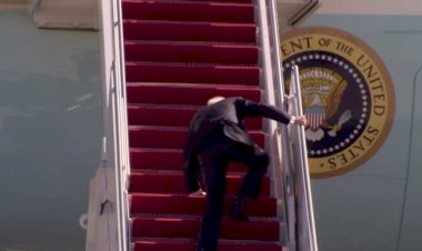 Biden'ın uçağa binerken 3 kez düşmesi gündem oldu
