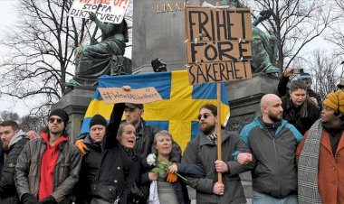 İsveç'in 3 kentinde yüzlerce kişi Kovid-19 kısıtlamalarını protesto etti