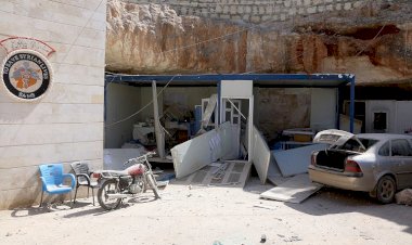 Esed rejiminin İdlib'de hastaneye düzenlediği saldırıda biri çocuk 6 sivil öldü