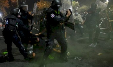 Tayland'da, hükümet karşıtı göstericilerle polis çatıştı: En az 30 yaralı