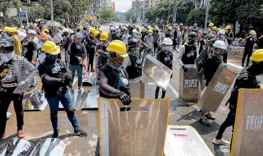 Myanmar'dan Hindistan'a sığınan polisler, ailelerinden endişe duyuyor