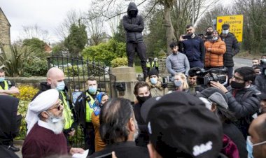 İngiltere'de Hz. Muhammed'e hakaret içerikli karikatürler gösteren küstah öğretmen protesto edildi