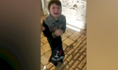 İşgalci İsrail polisi Kudüs'te çocuklarının gözleri önünde bir Filistinliye saldırdı