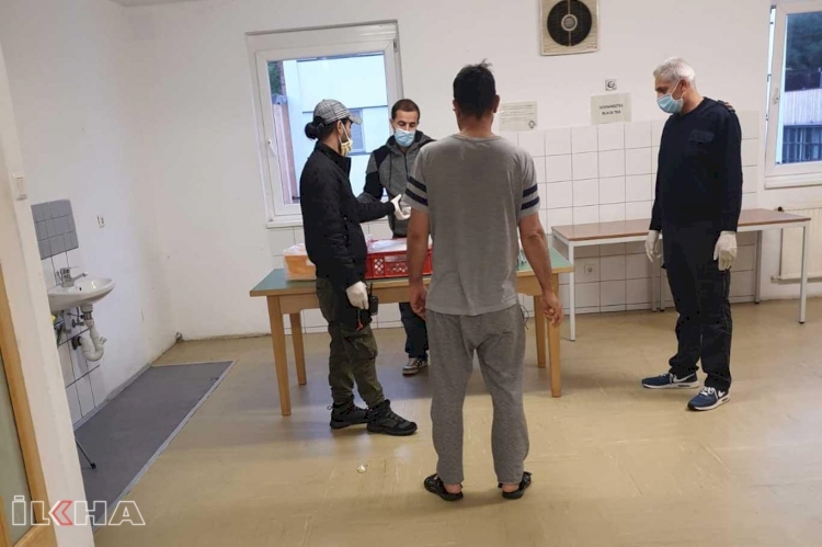 Innsbruck Said-i Nursi Camii'nden Ramazan'da evsizlere yemek dağıtımı