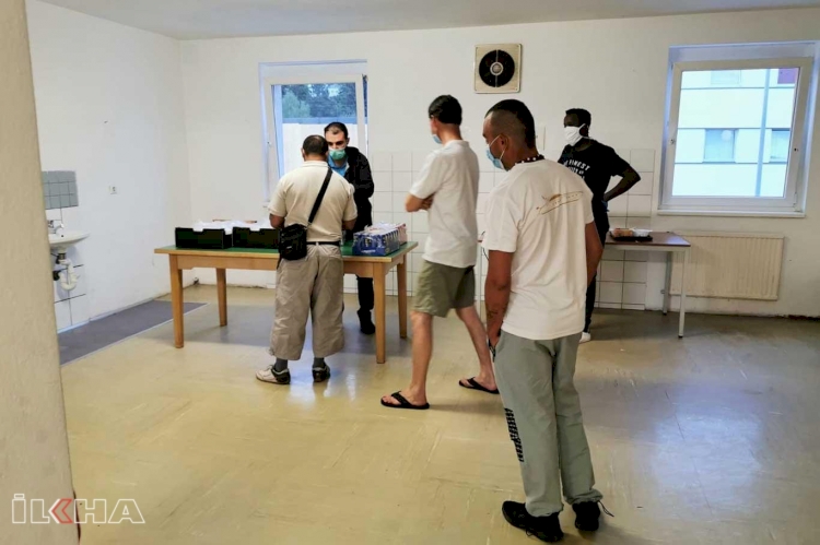 Innsbruck Said-i Nursi Camii'nden Ramazan'da evsizlere yemek dağıtımı