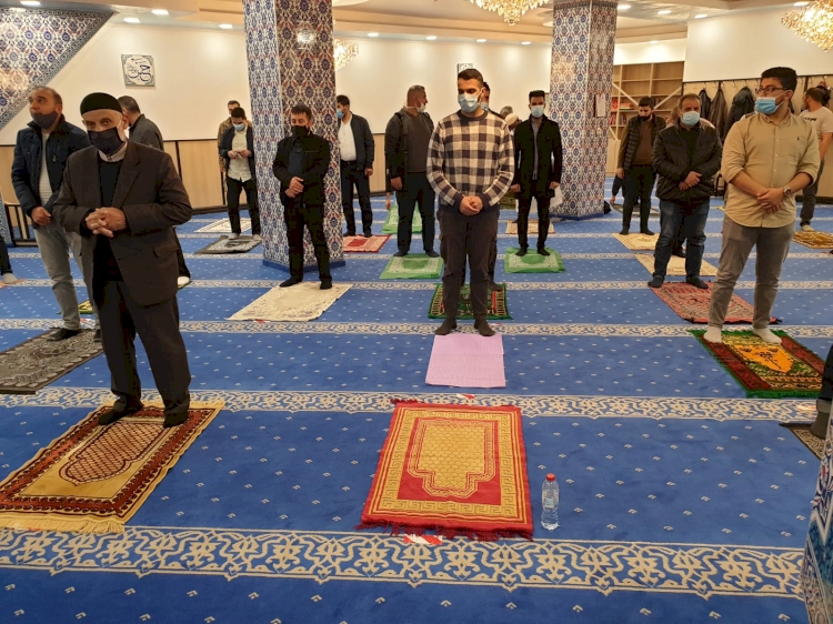Hamburg Vahdet Camii'nde yılın ilk teravih namazı kılındı
