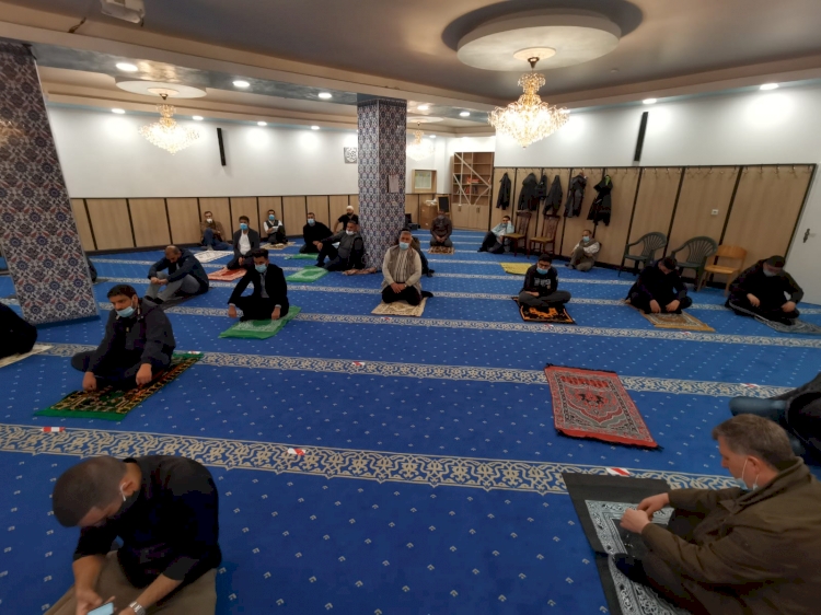 Hamburg Vahdet Camii'nde yılın ilk teravih namazı kılındı