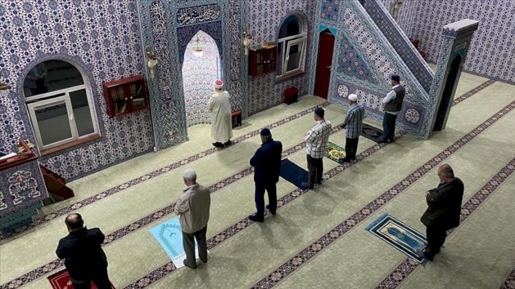 Hollanda'da bazı camiler yeniden ibadete açıldı