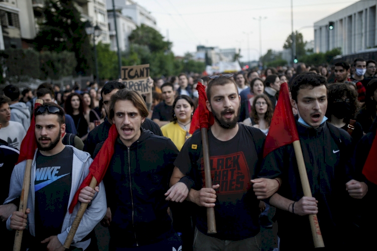 İngiltere, Yunanistan ve İsveç'te binlerce kişi ABD'yi protesto etti