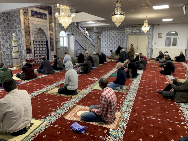Fransa'da 3 ay sonra ilk cuma namazı