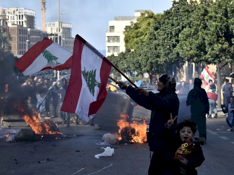Beyrut'ta ABD Büyükelçisi ve ekonomik kriz protesto edildi