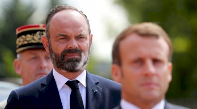 Philippe kendisi ve hükümetin istifasını Macron'a sundu
