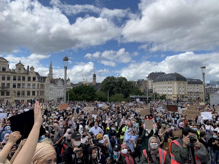 Brüksel'de binlerce kişi başörtüsü yasağını protesto etti