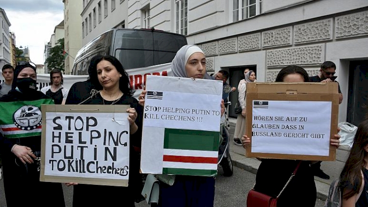 Avusturya'da Putin protestosu: 'Çeçenleri öldürmesine yardım etmeyin'