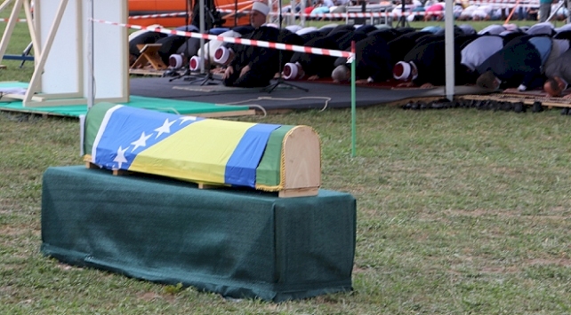 Bosna Hersek'teki katliamın 6 kurbanı daha toprağa verildi