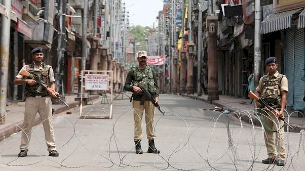 Özel statüsünün kaldırılmasının birinci yılında Cammu Keşmir'de sokağa çıkma yasağı