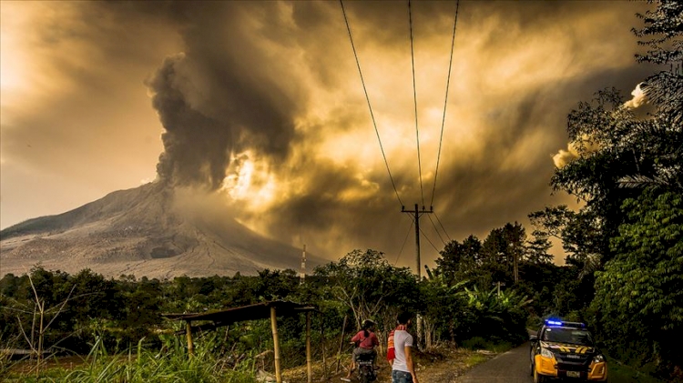 Endonezya'da Sinabung Yanardağı'nda patlama