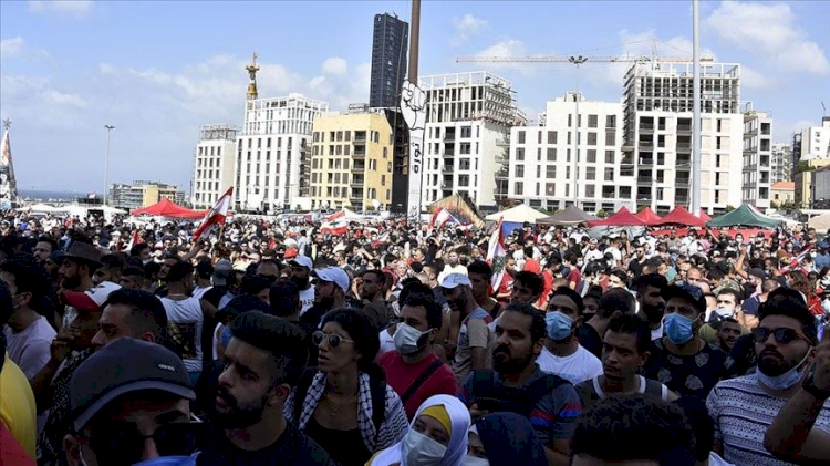 Lübnanlılar Beyrut Limanı'ndaki patlamadan sorumlu tuttukları yetkilileri protesto etti