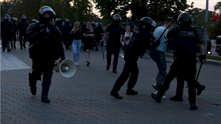 Belarus’taki protestoların ikinci gününde 2 binden fazla kişi gözaltına alındı