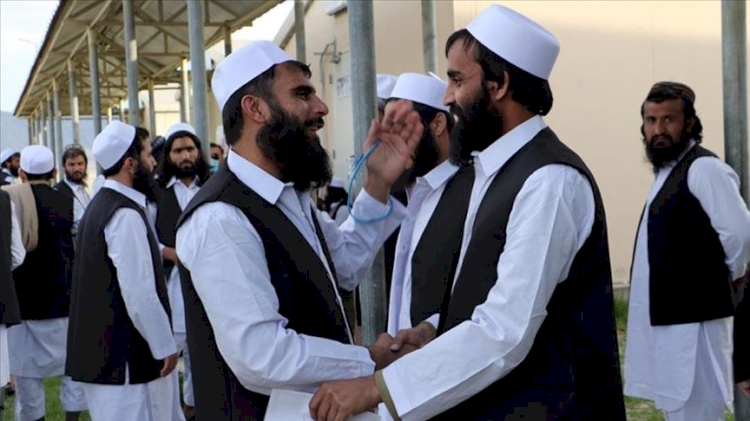 Afgan hükümeti 400 üst düzey Taliban mahkumunu serbest bırakmaya başladı