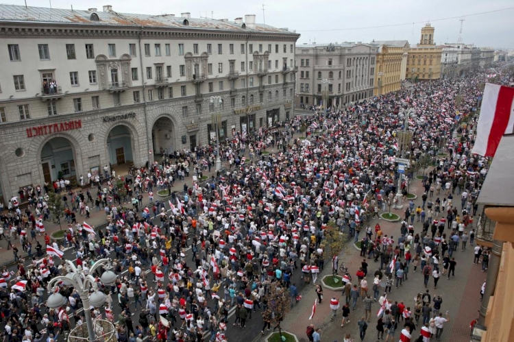 Belarus'ta protestocular Lukaşenko'nun konutuna doğru harekete geçti
