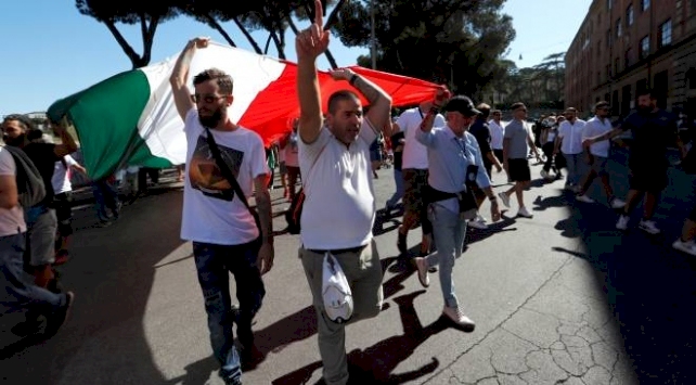İtalya'da koronavirüs önlemleri protesto edildi