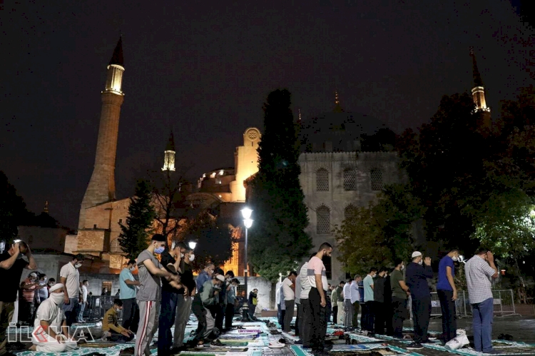 Hür Gençlik Ayasofya'da sabah namazında buluştu