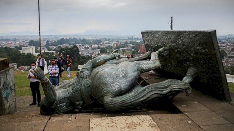 Kolombiya'da yerli protestocular İspanyol sömürge dönemi komutanının heykelini yıktı