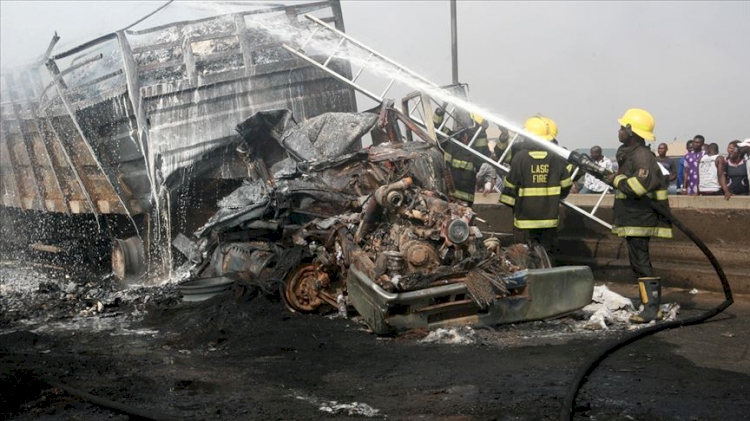 Nijerya'da zincirleme kazanın ardından yangın çıktı: 23 ölü