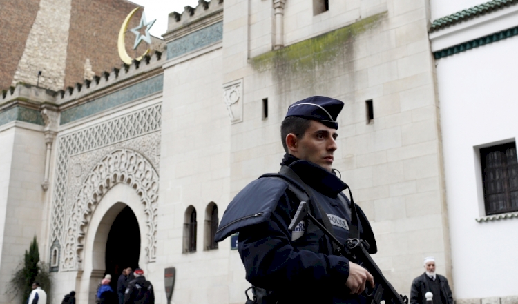 Fransa'da yılbaşından bu yana onlarca cami kapatıldı