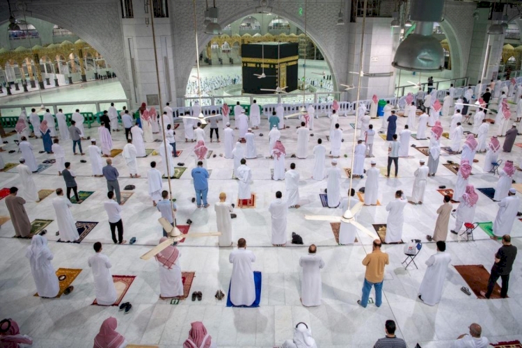 Kabe'de 7 ay sonra yeniden cemaatle namaz kılındı