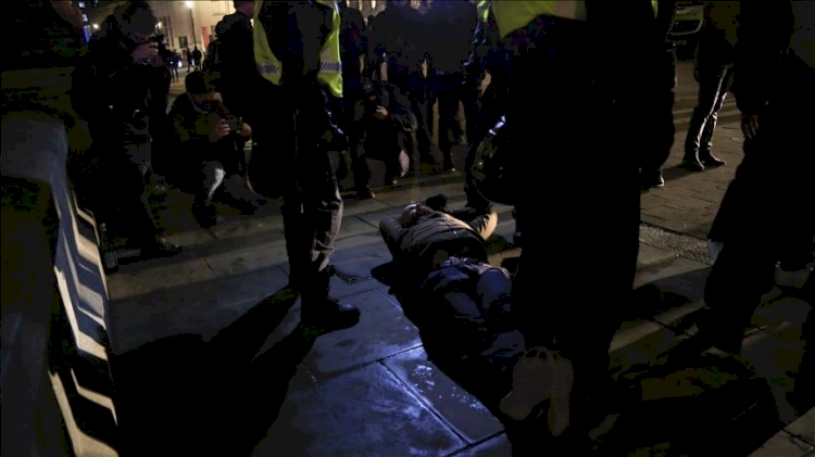 İngiltere'de karantina protestosuna polis müdahale etti