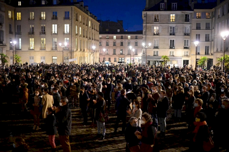 Fransa'da koronavirüs kısıtlamaları kilisede ayin yapılarak protesto edildi