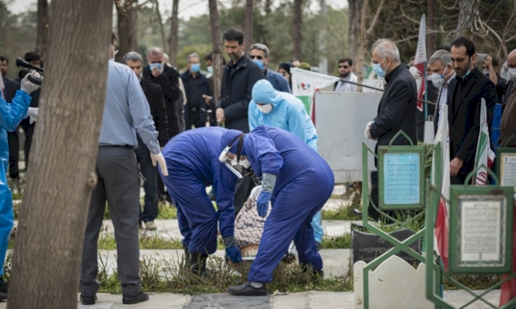 İran'da COVID-19 ölümlerinde rekor artış