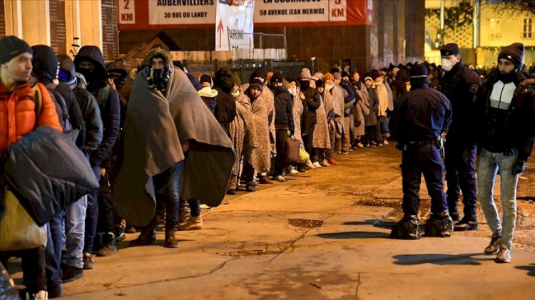 Paris'te yaklaşık 2 bin düzensiz göçmenin kaldığı kamp tahliye edildi