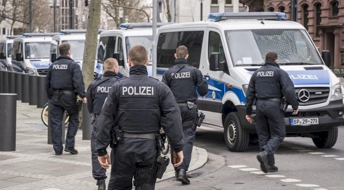 Almanya'da polislere 'aşırı sağcı yapılanma' soruşturması
