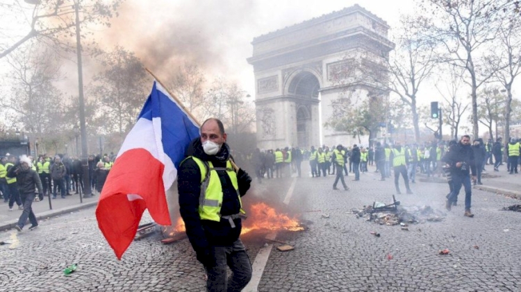 Fransa'da sarı yelekliler Macron'u protesto etti