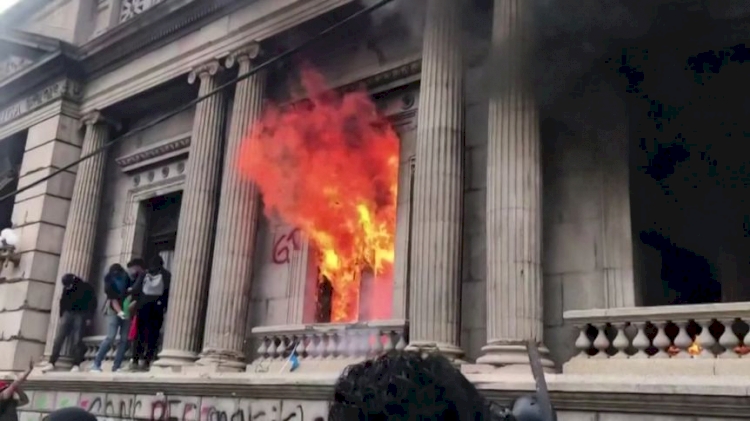 Guatemala'da göstericiler Kongre binasını ateşe verdi