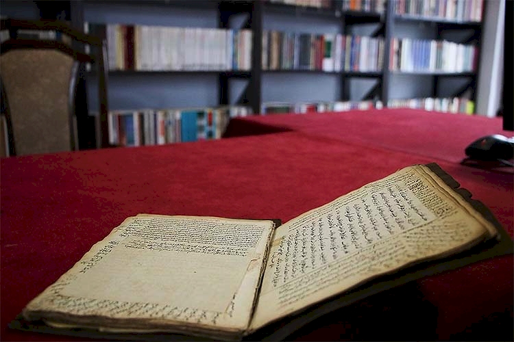 Bosna Hersek'teki mütevazi kütüphane Osmanlı döneminden kalma el yazmalarını yıllardır koruyor
